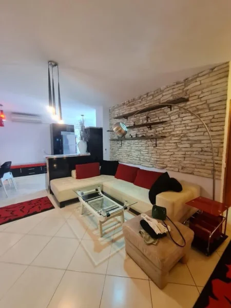 Jepet Shtepi  me qera,    ne Pallat i Ri 2+1    ID   11881