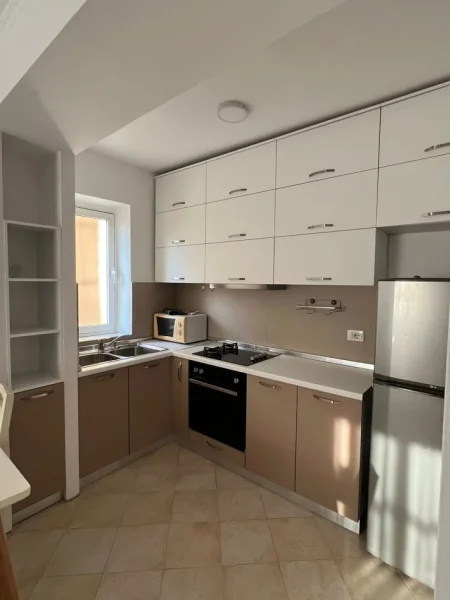 Apartament 3+1 me qera - Rruga Fortuzi