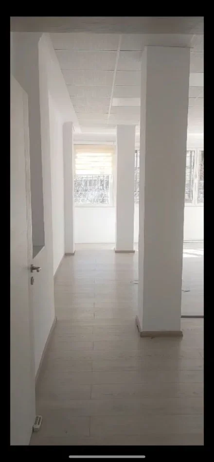 Ambjent biznesi me Qera  ( rruga barrikatave  )