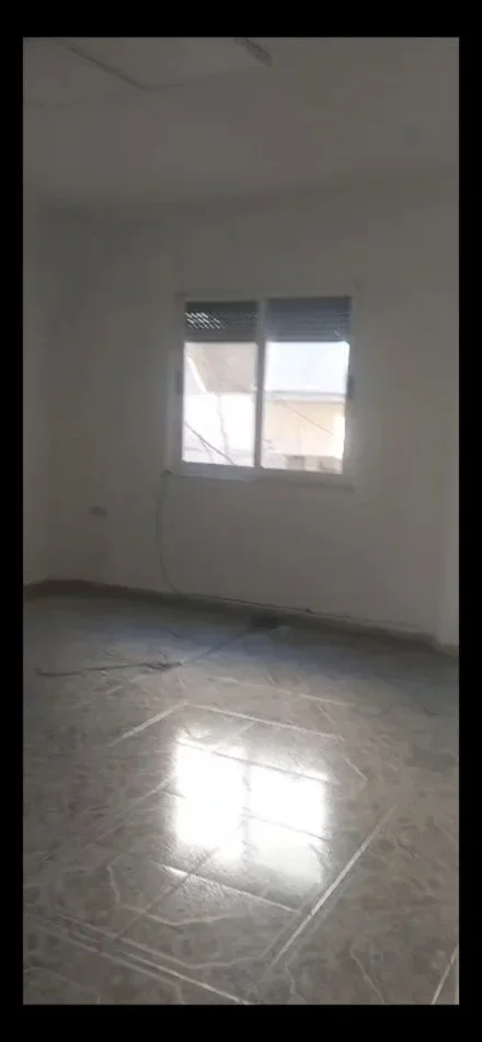 Ambjent biznesi me Qera  ( rruga barrikatave  )