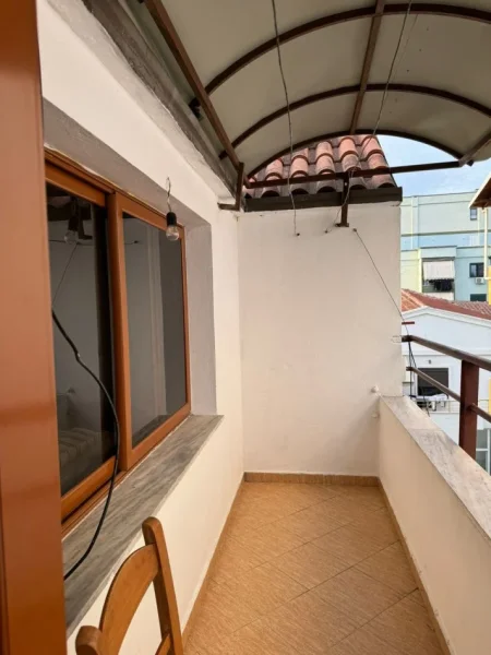 Jepet me qera apartament 2+1,Rruga 5 Maji , prapa pallateve concord center, te big market 33.000Leke te reja
