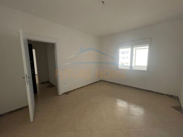 Shitet, Apartament 1+1+ Parking, Ish URT, Durres.