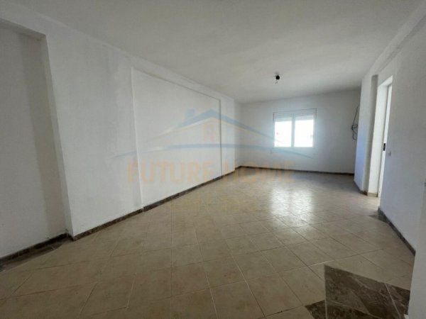 Shitet, Apartament 1+1+ Parking, Ish URT, Durres.