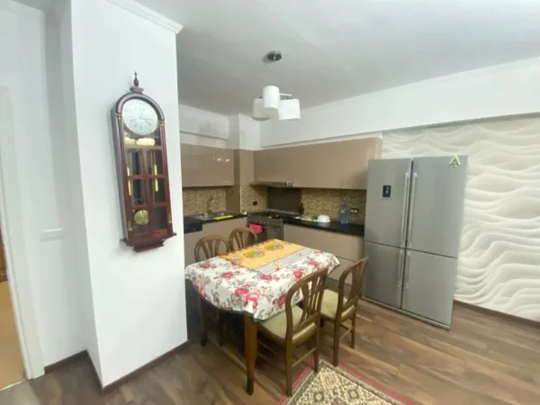 Apartament 3+1 me qira prane Myslym Shyrit!