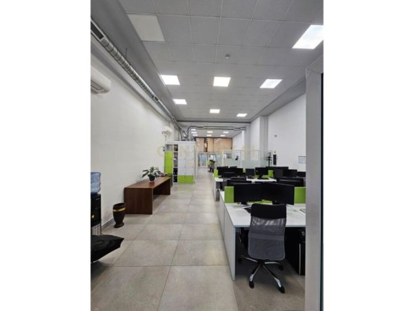 Jepet me qera ambient openspace per zyra, Komuna e Parisit