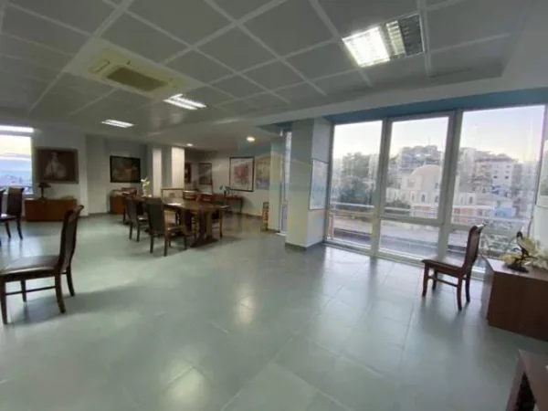 Durres, jepet me qera zyre Kati 5, 90 m² 600 Euro (Bashkia)