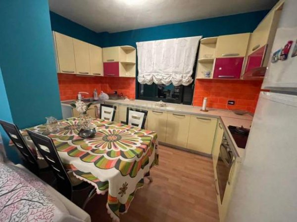 Tirane, jepet me qera apartament 2+1+BLK Kati 4, 130 m² 500 Euro (Liqeni i Thate)