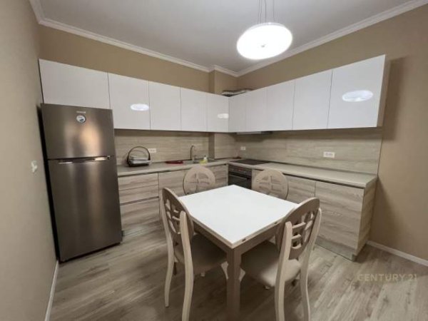 Tirane, jepet me qera apartament 2+1 Kati 3, 110 m² 550 Euro (kopshti botanik)
