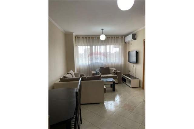 Tirane, jepet me qera apartament 1+1 Kati 3, 64 m² 450 Euro (Komuna Parisit)