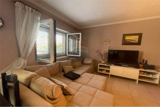 Tirane, jepet me qera apartament 2+1+BLK Kati 3, 90 m² 450 Euro (Rruga Komuna e Parisit)