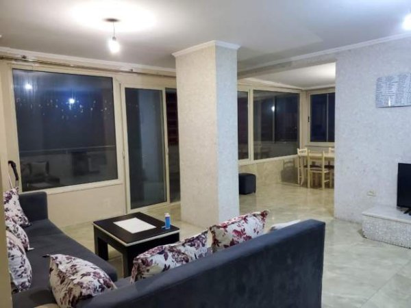 Tirane, jepet me qera apartament 4+1+BLK Kati 5, 220 m² 700 Euro (liqeni thate)