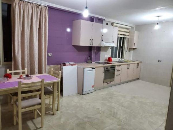 Tirane, jepet me qera apartament 4+1+BLK Kati 5, 220 m² 700 Euro (liqeni thate)