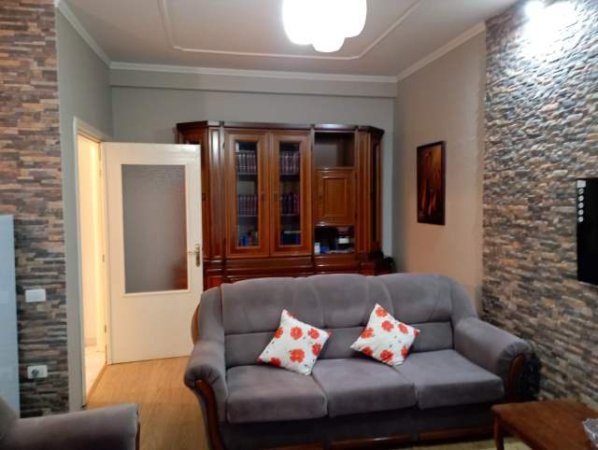 Tirane, jepet me qera apartament 1+1+BLK Kati 5, 85 m² 25.000 Leke (bulevardi migjeni)