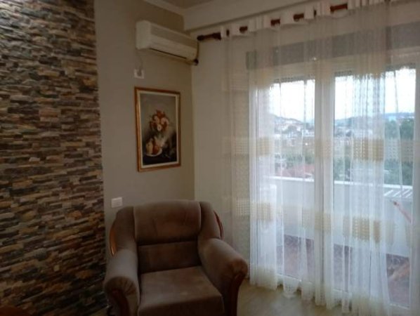 Tirane, jepet me qera apartament 1+1+BLK Kati 5, 85 m² 25.000 Leke (bulevardi migjeni)