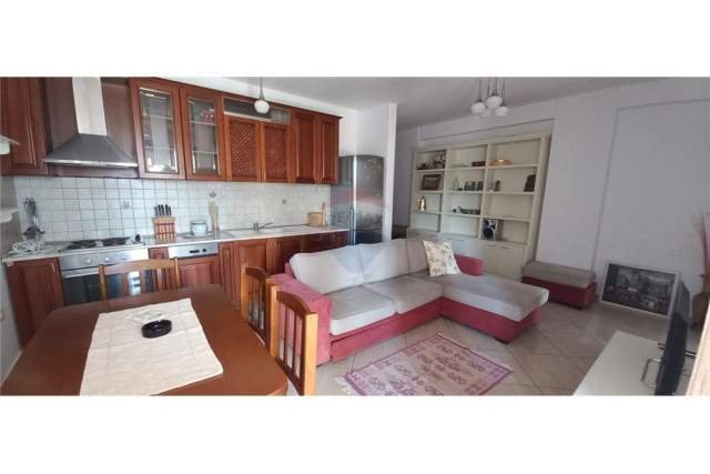 Tirane, jepet me qera apartament 1+1 Kati 4, 65 m² 350 Euro (Higjena)