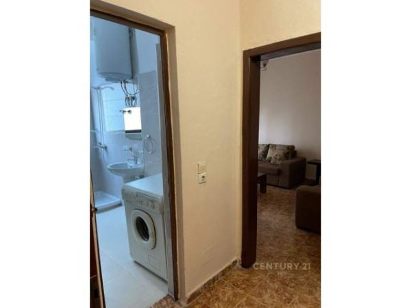 Tirane, jepet me qera apartament 2+1 Kati 2, 65 m² 350 Euro (stacioni i trenit)