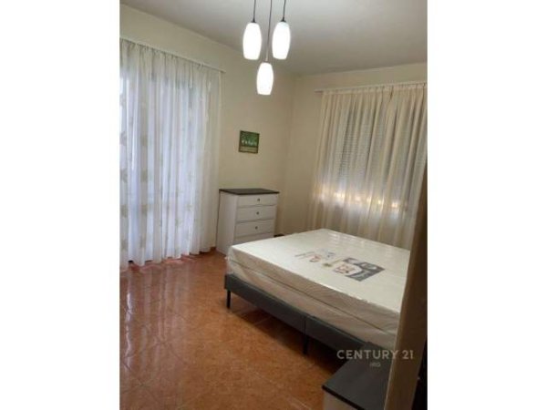 Tirane, jepet me qera apartament 2+1 Kati 2, 65 m² 350 Euro (stacioni i trenit)