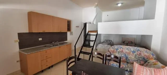 Vlore, jap me qera 2 garsonier Kati 1, 55 m² dhe 35 m² secila (uji i ftohet 7 pallatet pergjat lungomares ,20 metra larg detit)