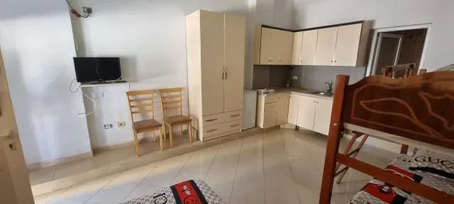 Vlore, jap me qera 2 garsonier Kati 1, 55 m² dhe 35 m² secila (uji i ftohet 7 pallatet pergjat lungomares ,20 metra larg detit)