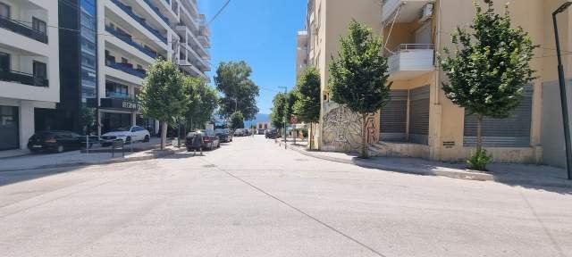 Vlore, jap me qera 2 garsonier Kati 1, 55 m² dhe 35 m² secila (uji i ftohet 7 pallatet pergjat lungomares ,20 metra larg detit)