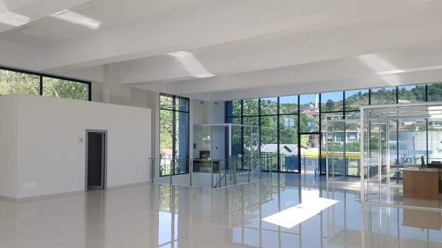 Tirane, jepet me qera ambjent biznesi Kati 2, 1.500 m² 400.000 Leke (TIRANË)