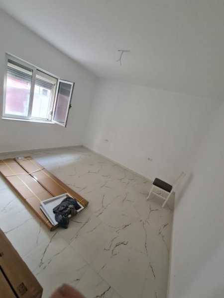 Jepet me qera apartament 1+1,Rruga Aleksander Moisiu , perballe ministrise se kultures  40.000Leke te reja