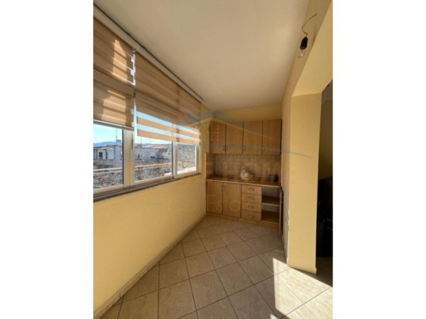 Apartamenti është i pozicionuar tek Rr.Myslym Shyri,TIRANE.