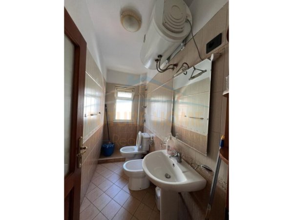 Apartamenti është i pozicionuar tek Rr.Myslym Shyri,TIRANE.