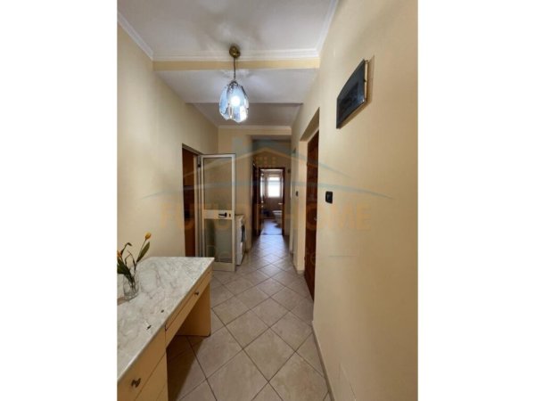 Apartamenti është i pozicionuar tek Rr.Myslym Shyri,TIRANE.