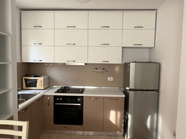 Jepet me qera Apartamenti  3+1 700 euro , rruga Fortuzi