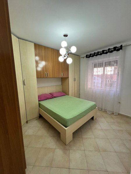 Jepet me qera Apartamenti  3+1 700 euro , rruga Fortuzi