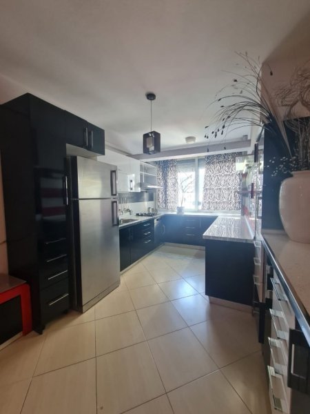 Jepet me qera apartament 2+1+2 +Post Parkimi i perfshire ne cmim,21 dhjetori , rruga Ndre Mjeda 600 euro