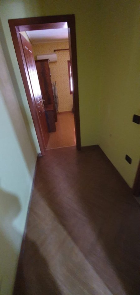 Jepet me qera Apartamenti 2+1 350 mije leke , Prane Fakultetit te Mjeksise (rr. Selaudin Zorba)