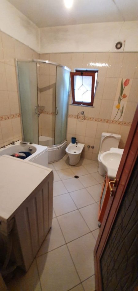 Jepet me qera Apartamenti 2+1 350 mije leke , Prane Fakultetit te Mjeksise (rr. Selaudin Zorba)