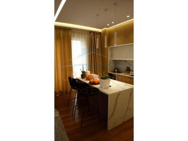 Shitet apartament 2+1+2 Pazari i Ri