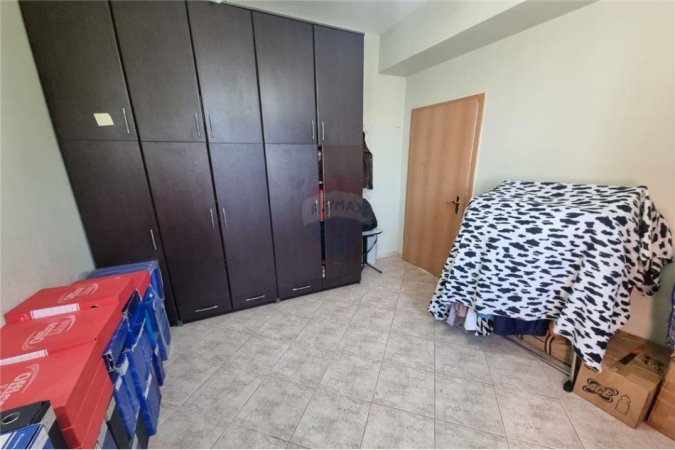 Jepet apartament 1+1 me qera te Rruga e Kavajes, prane Globe, 400 Euro