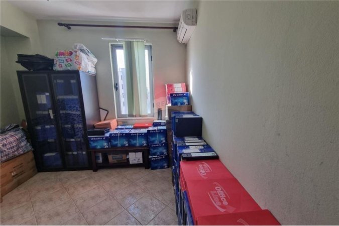 Jepet apartament 1+1 me qera te Rruga e Kavajes, prane Globe, 400 Euro