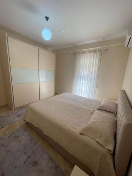 Durres, jepet me qera apartament 2+1+BLK Kati 3, 100 m²Qender Durres (Perballe Postes Shqipetare, Pallati Rajfig)