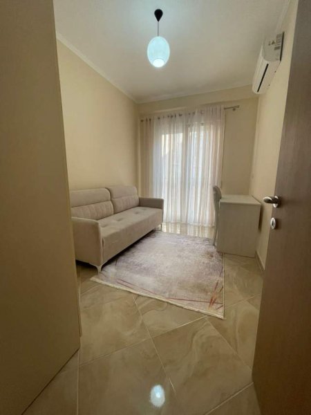 Durres, jepet me qera apartament 2+1+BLK Kati 3, 100 m²Qender Durres (Perballe Postes Shqipetare, Pallati Rajfig)