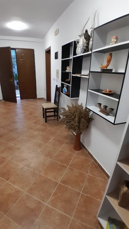 Tirane, Apartament me#Qira (Jordan Misja)