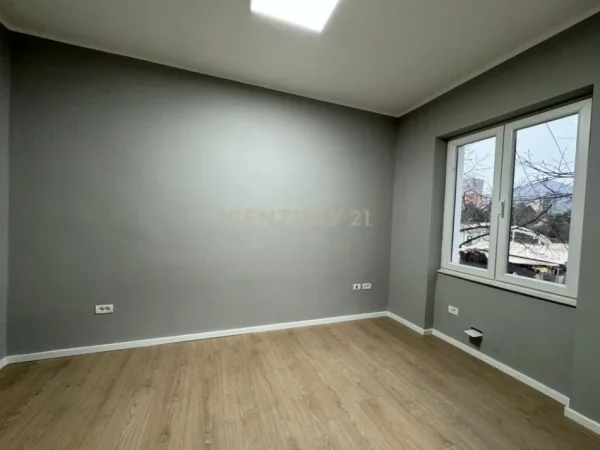 SHALLVARET, AMBIENT PER ZYRA PER QIRA