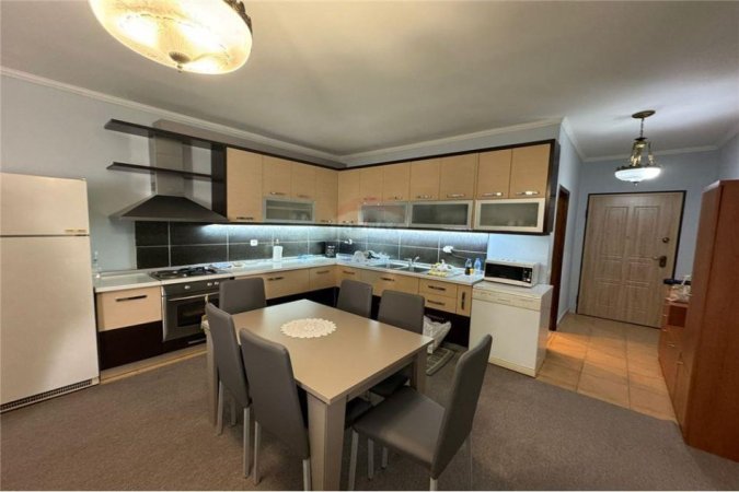 Jepet apartament 2+1 me qera te Komuna e Parisit, 450 Euro