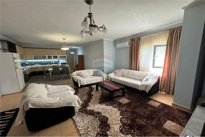 Jepet apartament 2+1 me qera te Komuna e Parisit, 450 Euro