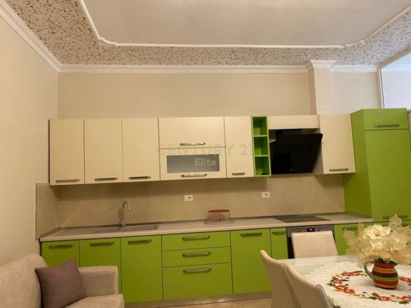 Shitet apartament 1+1 prane Komisariatit Nr.4