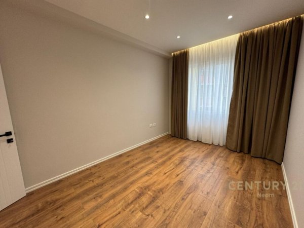 SHITET APARTAMENT LUKSOZ 3+1+2 TEK LIQENI I THATE ME 1780 EURO/M2 !!