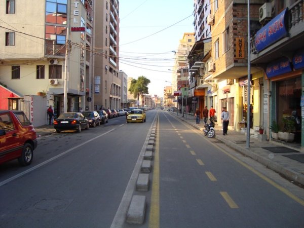 Shitet, Ambjent Biznesi, Rruga e Barrikadave, Tiranë