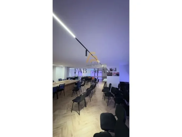 AMBIENT BIZNESI PER QERA TEK RRUGA E DIBRES PRANE KOMISARIATIT NR.4!