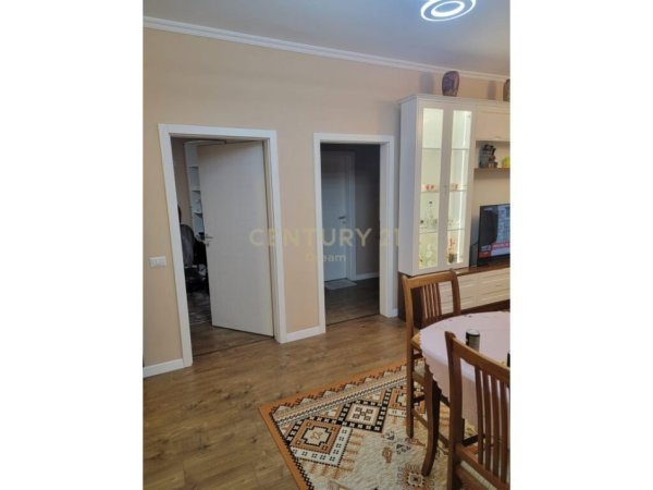 Shitet Apartament 2+1+2 tek Oxhaku! (Post parkimi Cmim Ekstra )