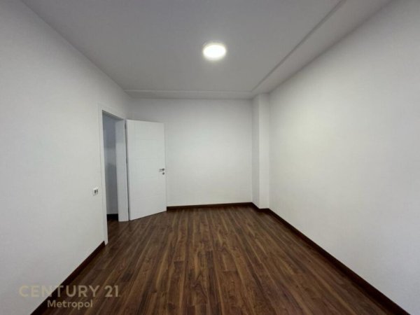 MYSLYM SHYR, APARTAMENT 2+1 PER SHITJE!