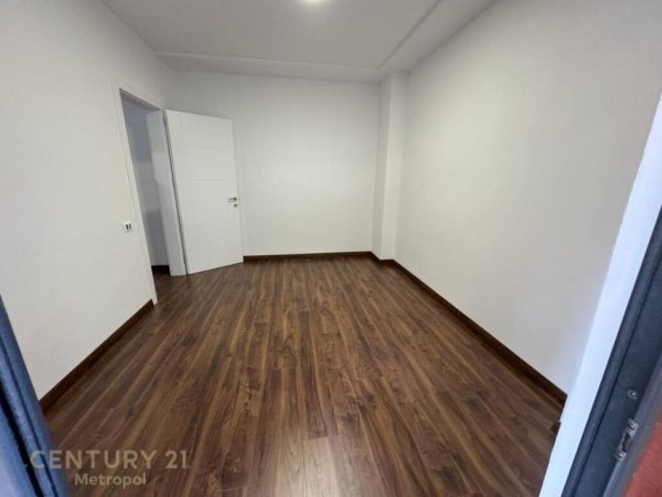 MYSLYM SHYR, APARTAMENT 2+1 PER SHITJE!